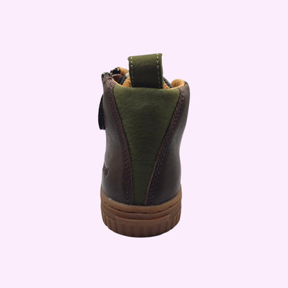 LOU kinderschoenen Bisgaard hoge bruine lederen sneaker met olijfgroen accent en stevige zool, achteraanzicht