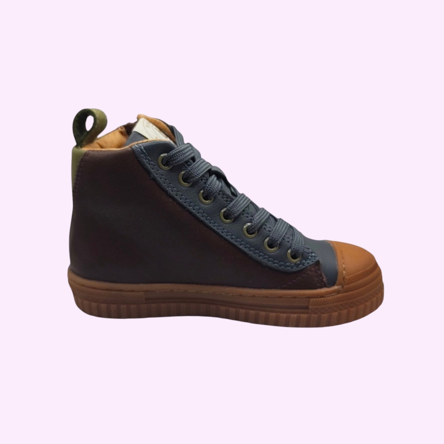 LOU kinderschoenen Bisgaard hoge bruine lederen sneakers met blauwe accenten, rubberen neus en vetersluiting.