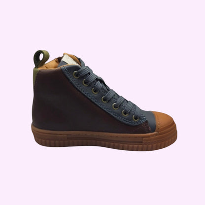 LOU kinderschoenen Bisgaard hoge bruine lederen sneakers met blauwe accenten, rubberen neus en vetersluiting.