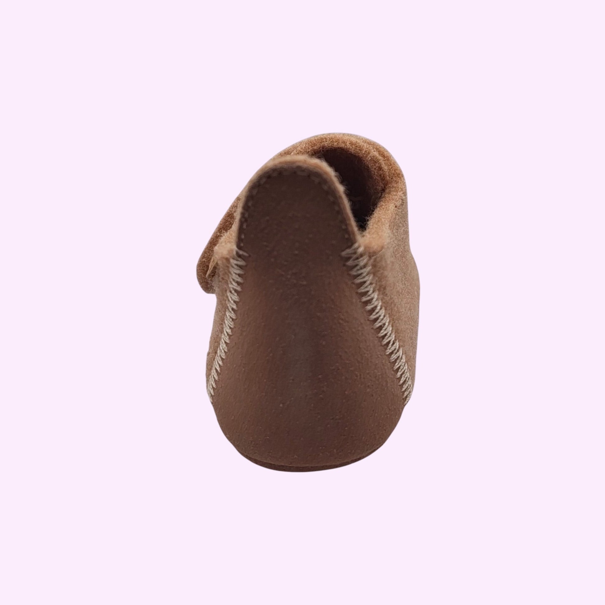 LOU kinderschoenen Bisgaard bruine wollen pantoffels met suède hielkap en contrasterende stiksels, achteraanzicht.