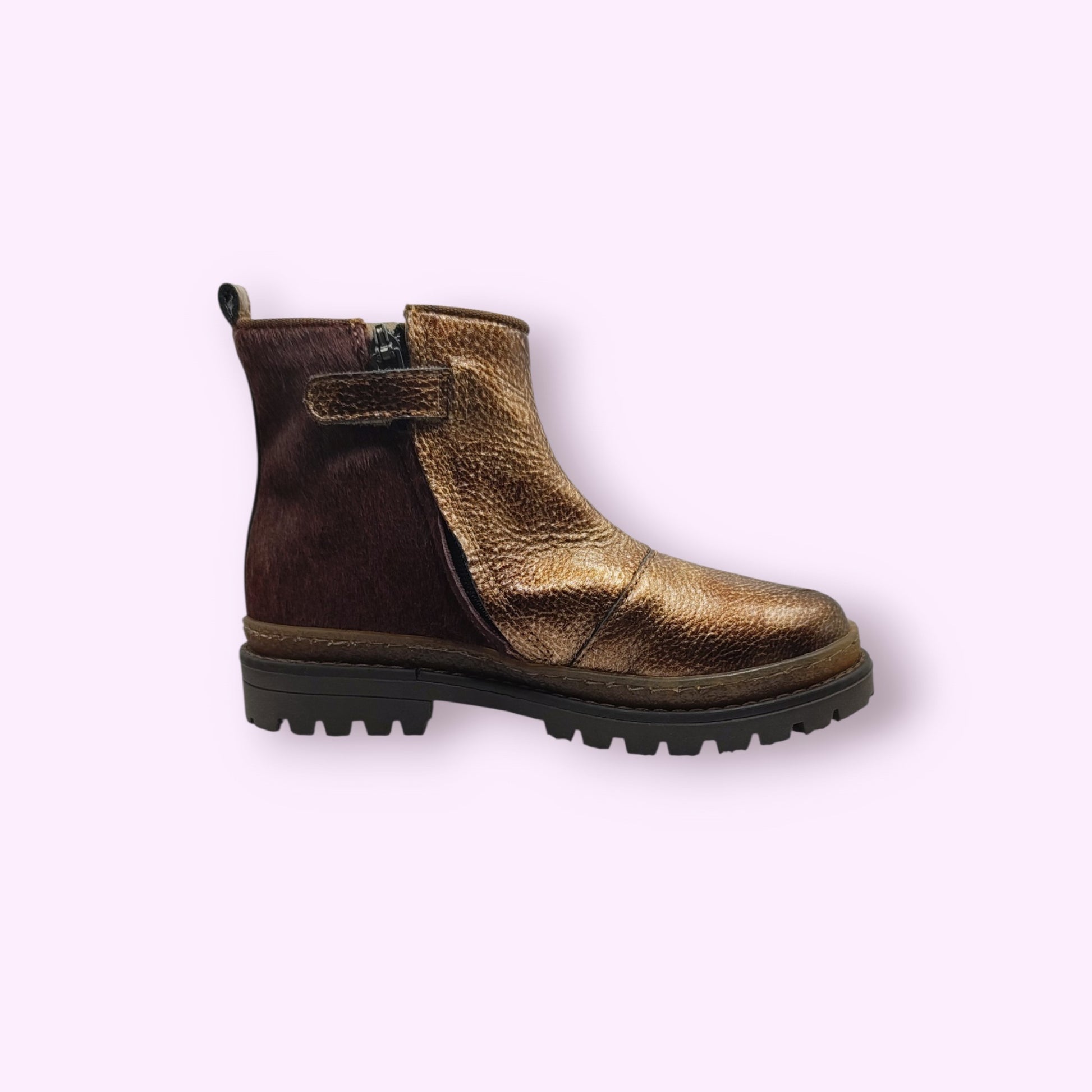 LOU kinderschoenen enkellaarsjes in metallic brons en donkerbruin suède met een robuuste profielzool en ritssluiting.