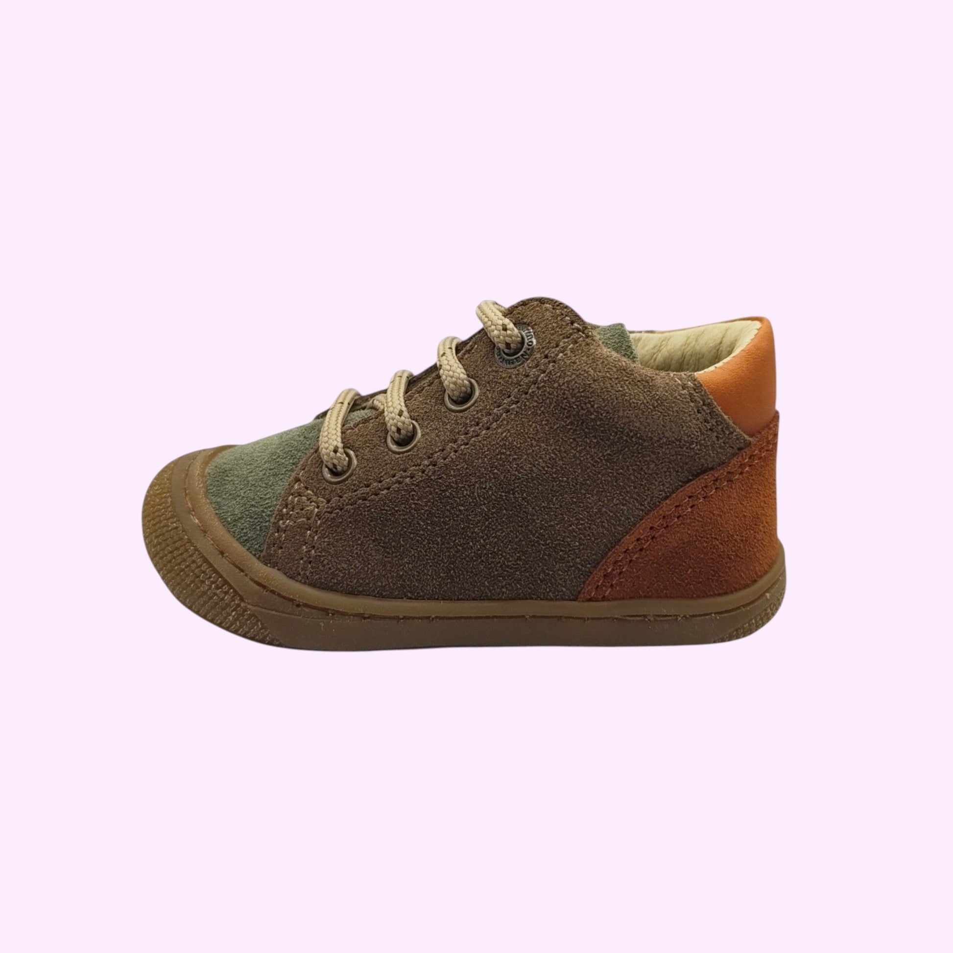 LOU kinderschoenen suède babysneakers in bruin en groen met vetersluiting en flexibele zool voor eerste stapjes