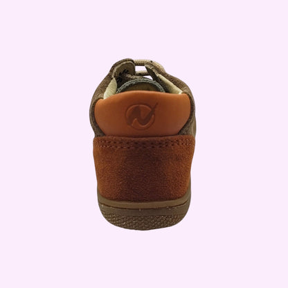 LOU kinderschoenen suède babysneakers in bruin en groen met gewatteerde hielkraag en logo op de achterkant