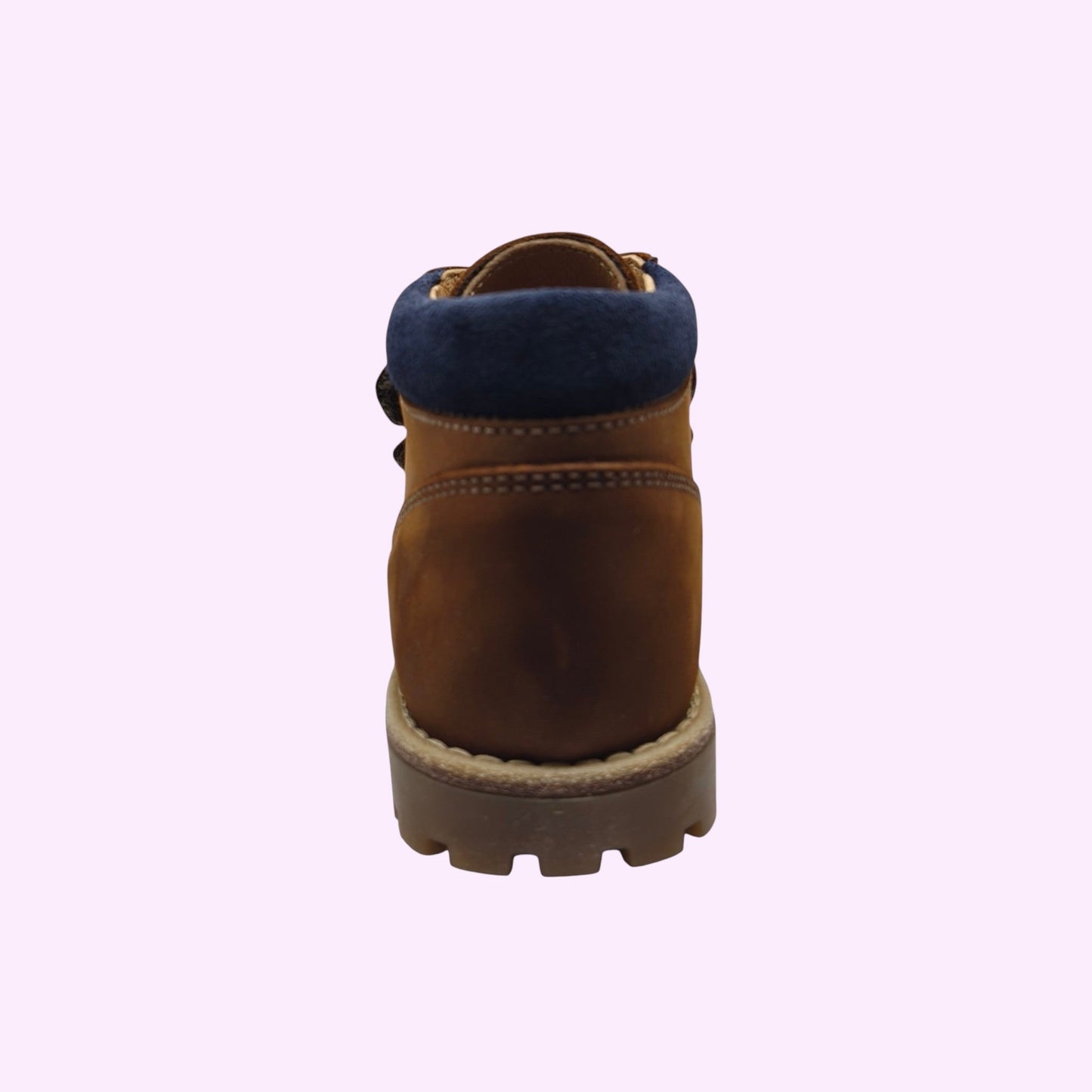Achterkant van LOU kinderschoenen cognacbruine enkellaarsjes met donkerblauwe kraag en stevige profielzool