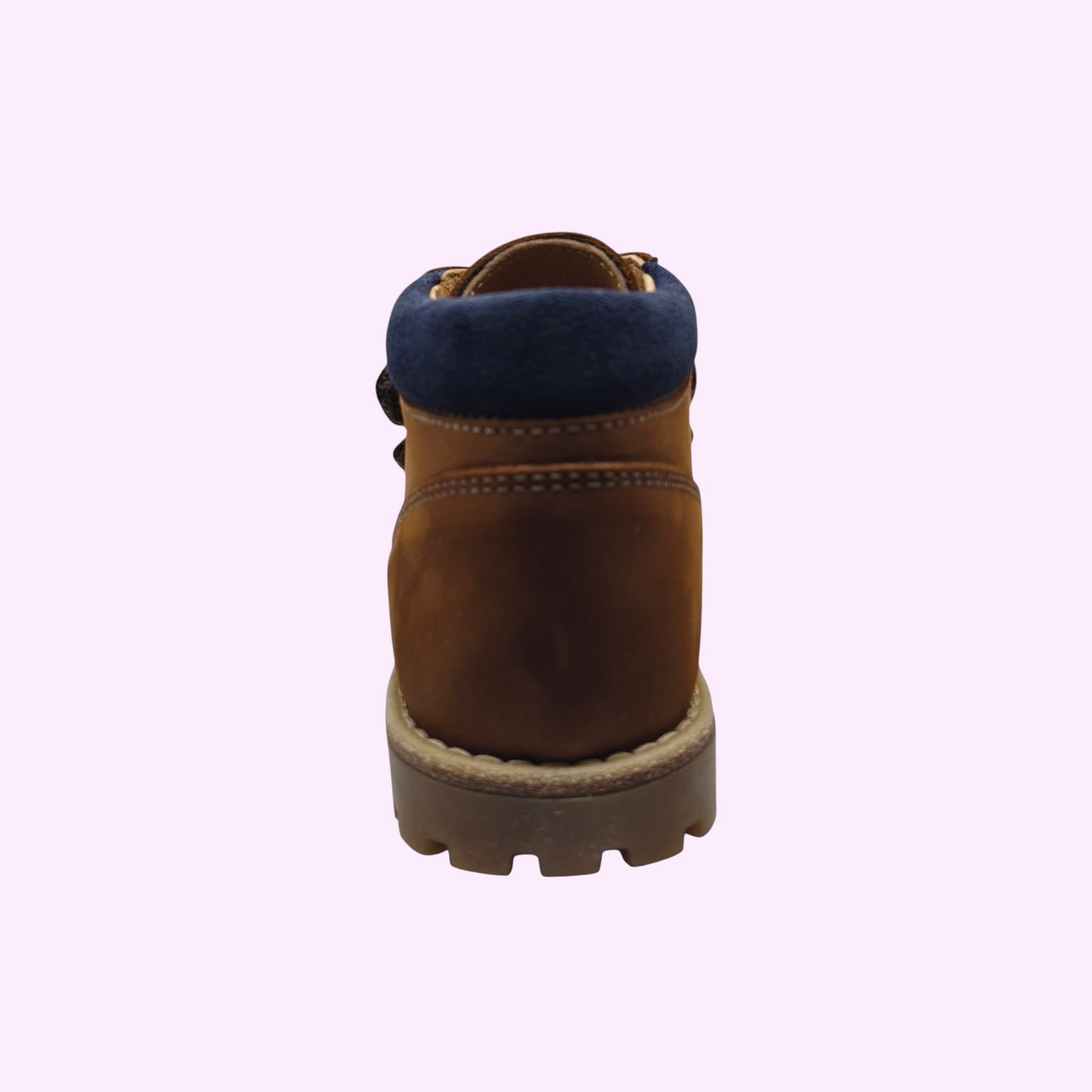 Achterkant van LOU kinderschoenen cognacbruine enkellaarsjes met donkerblauwe kraag en stevige profielzool