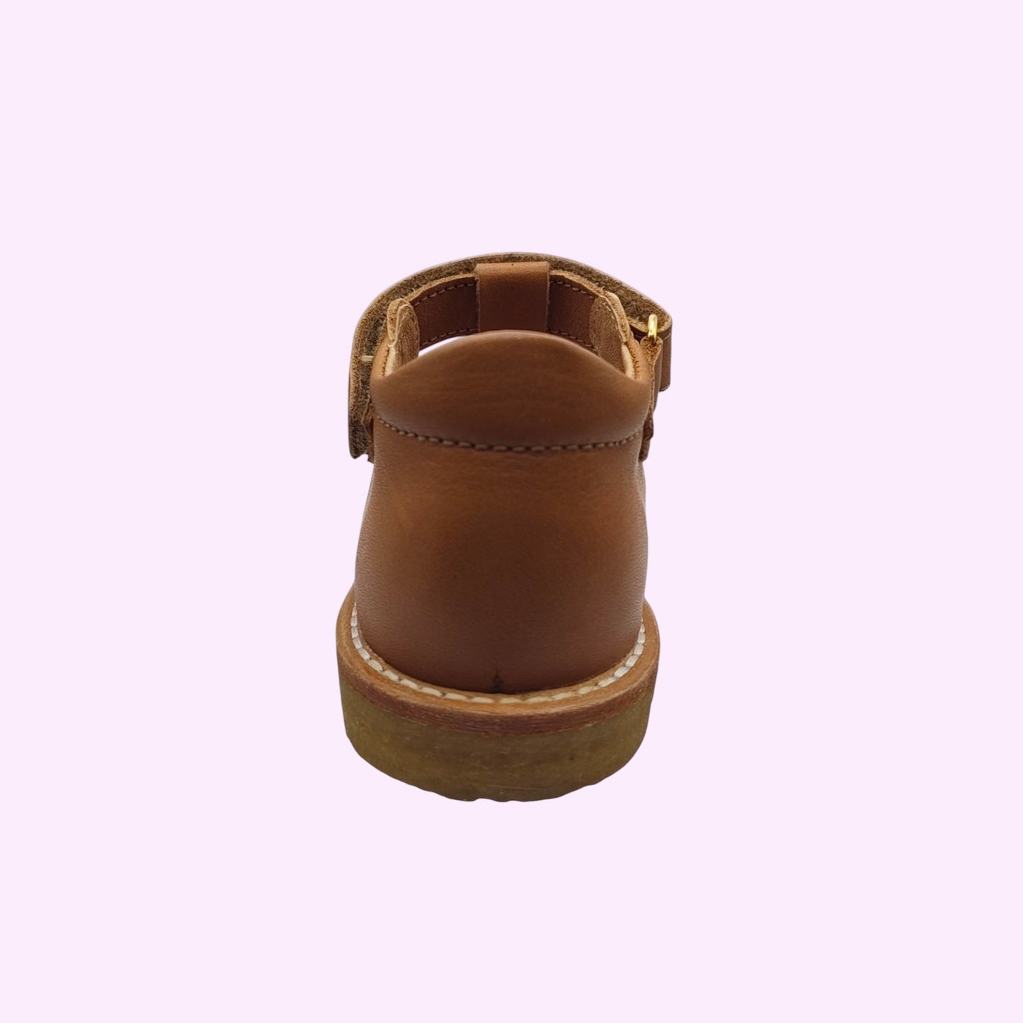 Achterkant van LOU kinderschoenen in cognacbruin leer met een stevige zool en klittenbandsluiting