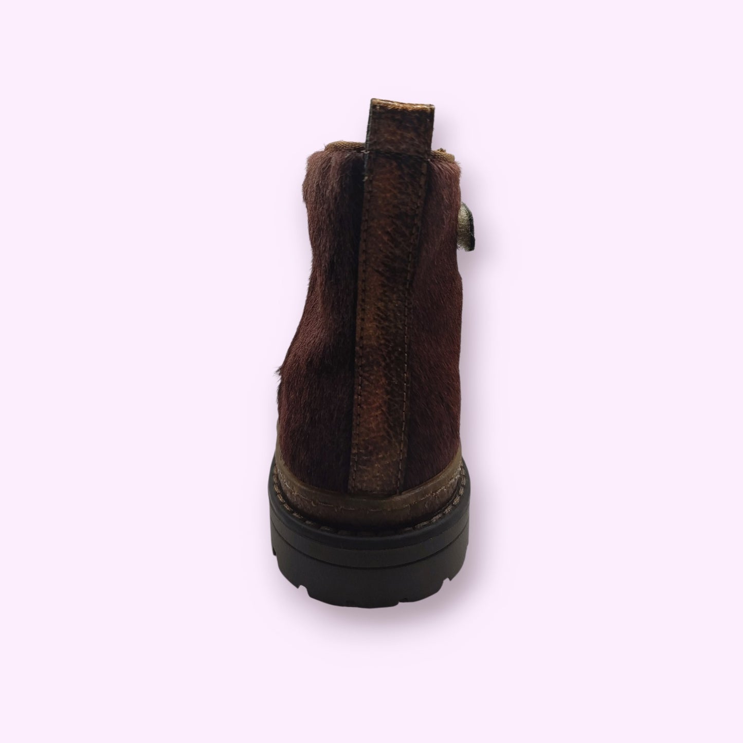 Achterkant van LOU kinderschoenen enkellaarsjes in donkerbruin suède met een robuuste profielzool.