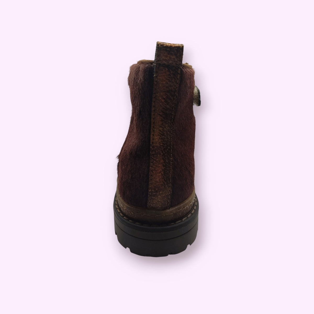 Achterkant van LOU kinderschoenen enkellaarsjes in donkerbruin suède met een robuuste profielzool.