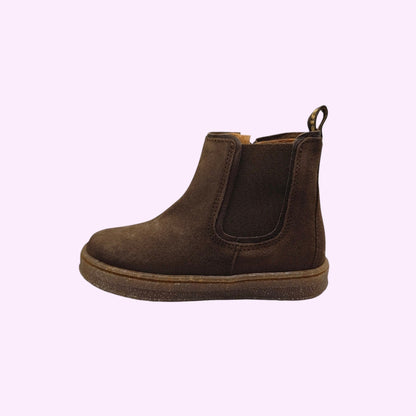 LOU kinderschoenen donkerbruine suède chelsea boots voor kinderen met elastische inzet en stevige lichtbruine zool