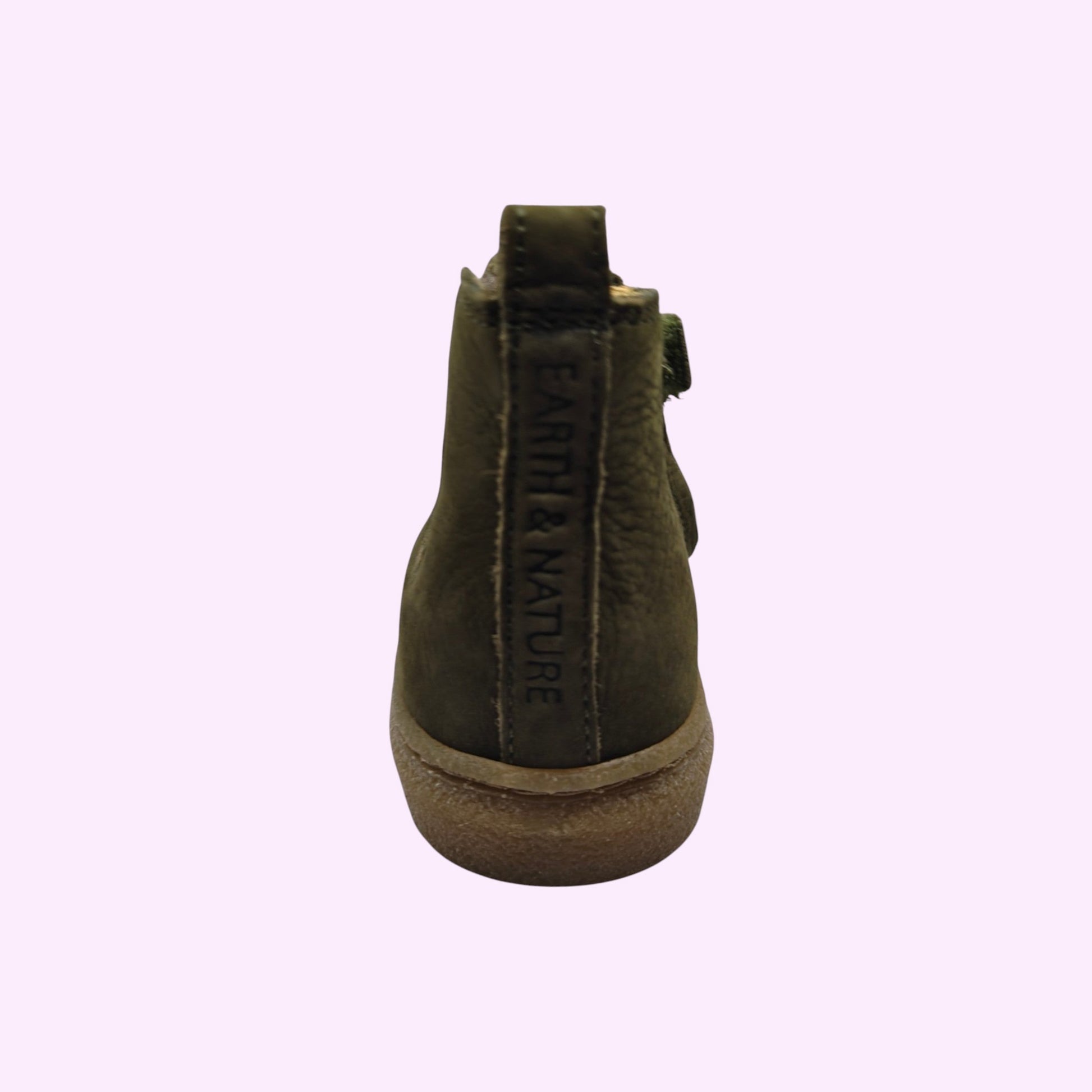 Achterkant van olijfgroene LOU kinderschoenen chelsea boots in leder met Earth & Nature detail op de hiel