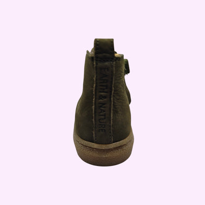 Achterkant van olijfgroene LOU kinderschoenen chelsea boots in leder met Earth & Nature detail op de hiel
