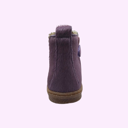 Achterkant van paarse LOU kinderschoenen enkellaarsjes met een zachte textuur en stevige bruine zool