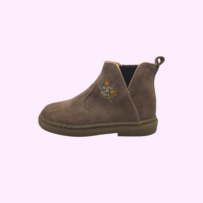 LOU kinderschoenen taupe suède enkellaarsjes voor kinderen met geborduurd bloemendetail en flexibele zool