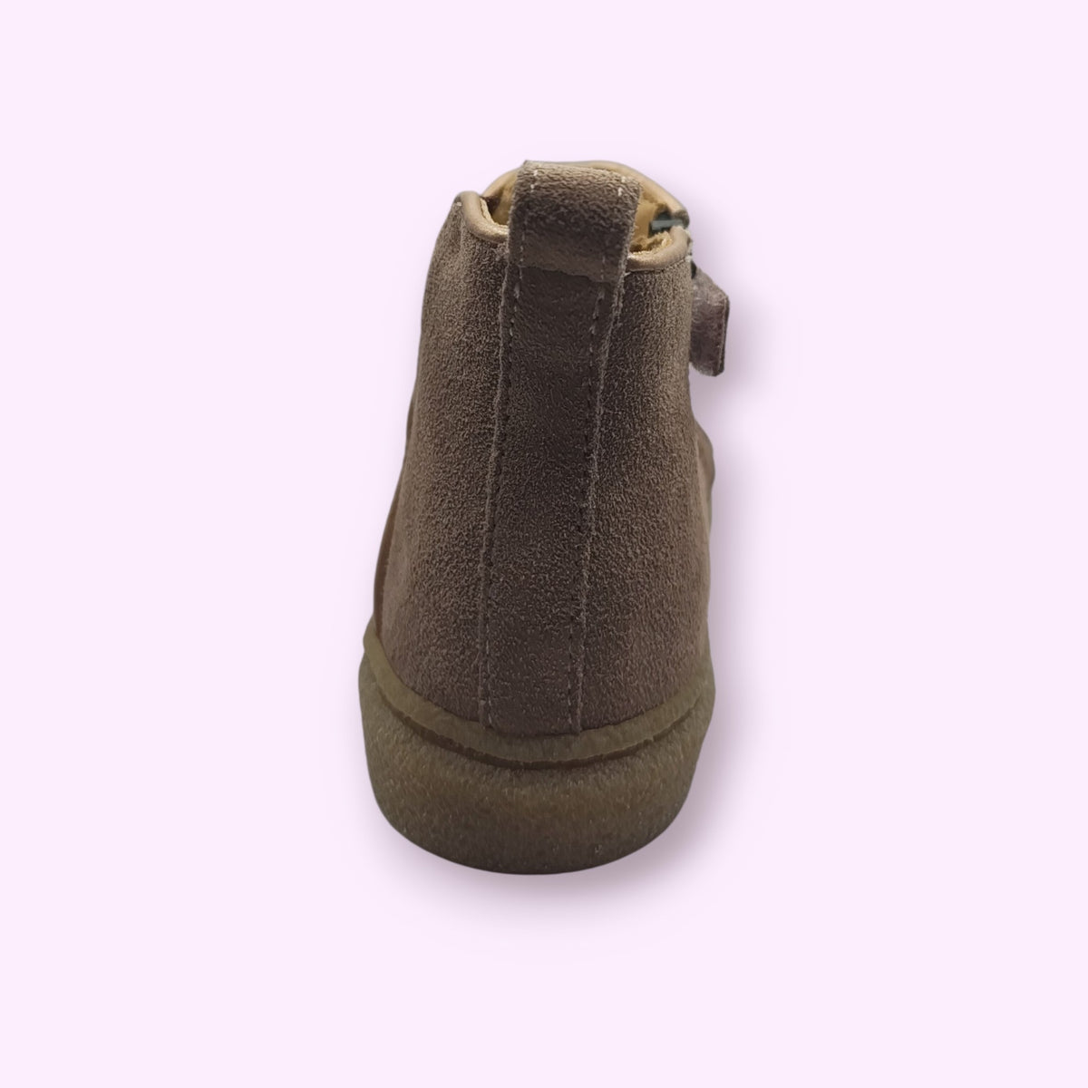 LOU kinderschoenen taupekleurige suède enkellaarsjes voor kinderen met flexibele zool, achteraanzicht