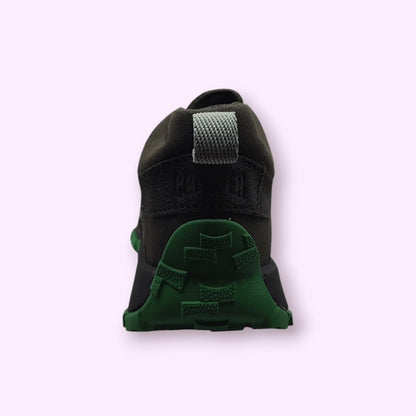 Achterkant van LOU kinderschoenen sportieve lage sneaker in zwart met opvallende groene zool en grijs hiellipje